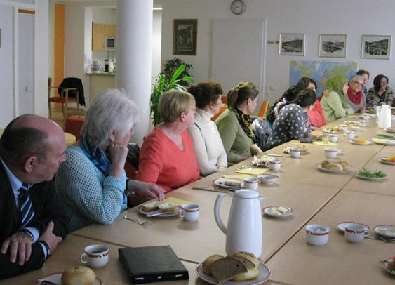 Frhstck mit Asylbewerberinnen